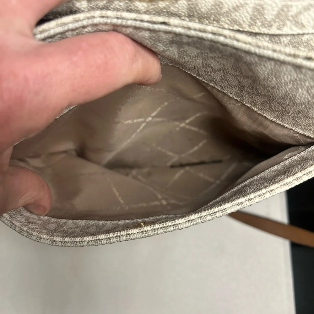 Michael Kors Jet Set Large Messenger Bag